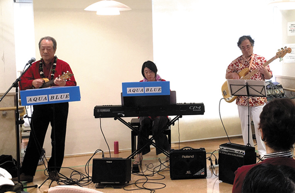 平和台病院で行われたイベント「健康まつり」で演奏する五十嵐氏在籍のハワイアンバンド。　画像